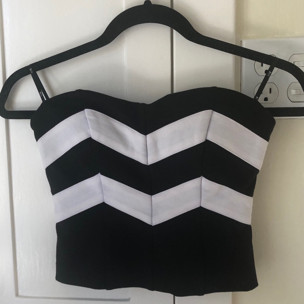 Black & white striped top 👌